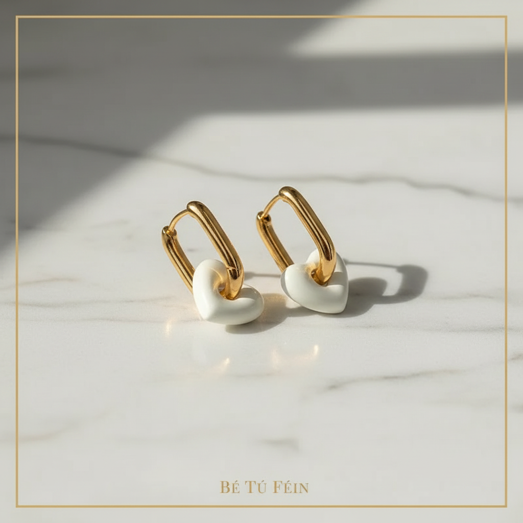Gold Heart Hoop Earrings — grafika promocyjna